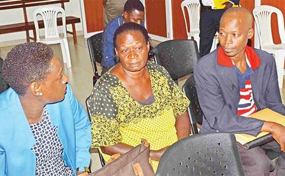 Ssali (ku ddyo) omu ku baatunza omugagga Yiga ettaka ng’ayogera n’abamu ku baabadde mu kakiiko k’ettaka. Ssali (ku ddyo) omu ku baatunza omugagga Yiga ettaka ng’ayogera n’abamu ku baabadde mu kakiiko k’ettaka.