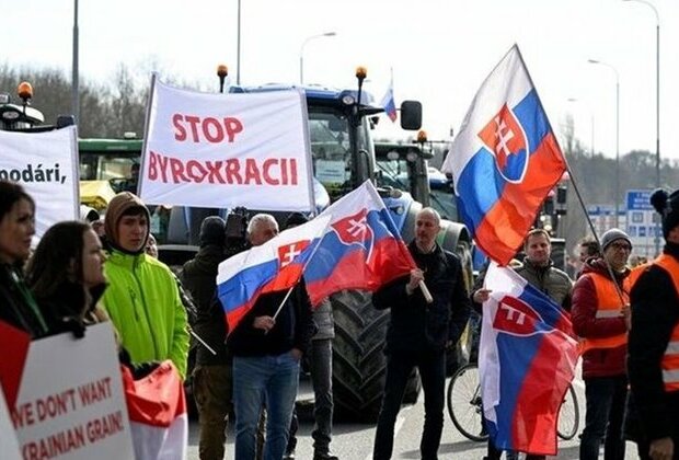 Czech, Slovak Farmers Block Borders in Protest