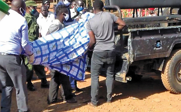 Poliisi n’abatuuze nga bateeka omulambo gwa Mukiibi ku kabangali. Poliisi n’abatuuze nga bateeka omulambo gwa Mukiibi ku kabangali.