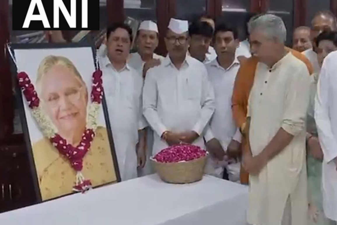 Congress workers pay tribute to former Delhi CM Sheila Dikshit on her death anniversary