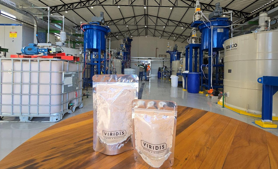 Carbonato de terras raras produzido pela Viridis em MG