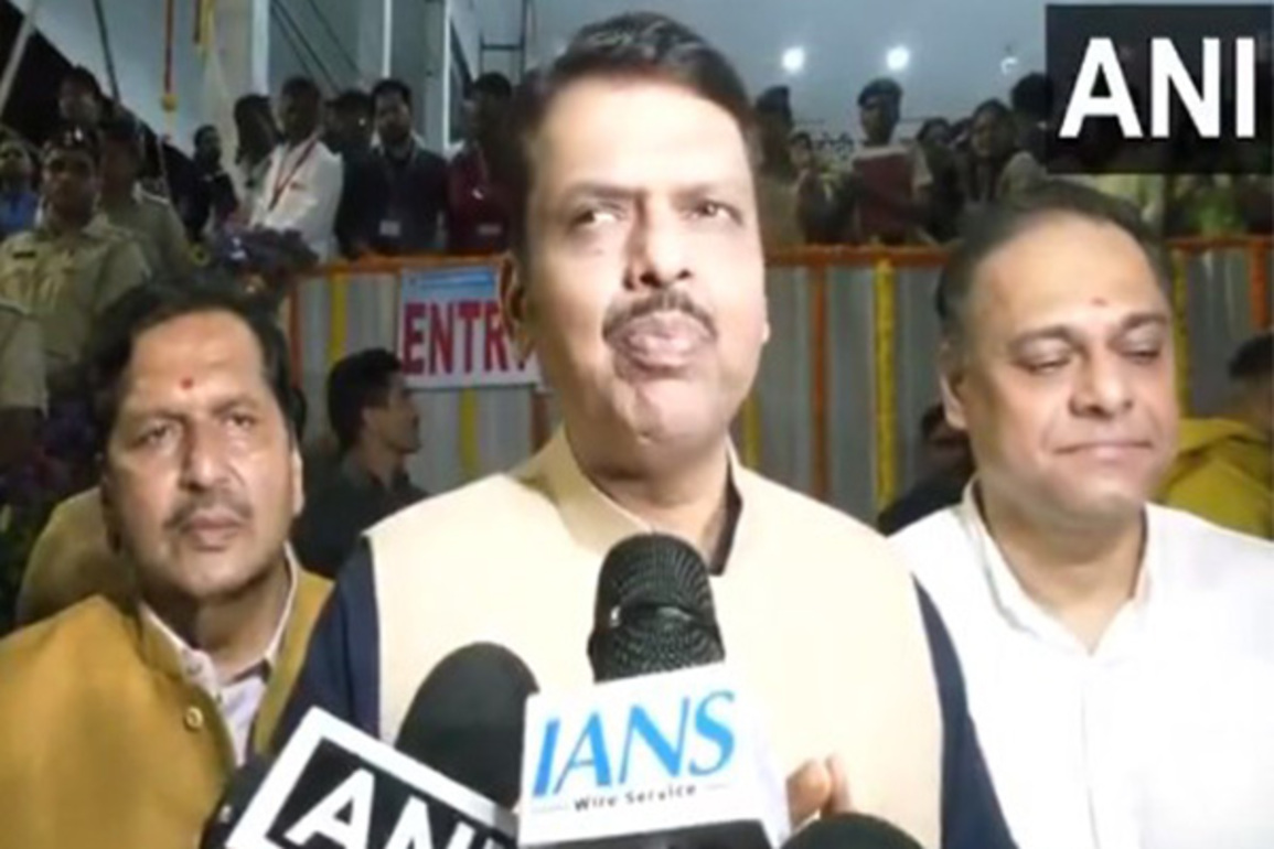 "Little sadness that Bappa is leaving": Maharashtra CM, DyCM shower flowers during Ganpati Visarjan