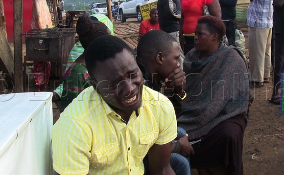 Abatuuze nga bakungubagira munnaabwe Nsejje eyattiddwa Agaba omusirikale wa poliisi. (Ekif. Henry Nsubuga) Abatuuze nga bakungubagira munnaabwe Nsejje eyattiddwa Agaba omusirikale wa poliisi. (Ekif. Henry Nsubuga)