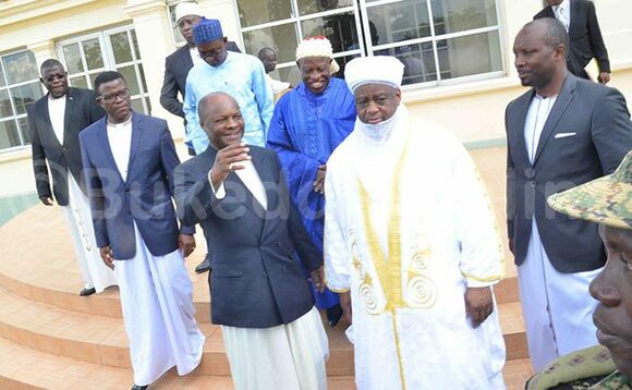 Kabaka Mutebi II n'omugenyi we Sultan Muhammadu Sa'ad Abubakar III nga bafulumye Twekobe. Kabaka Mutebi II n'omugenyi we Sultan Muhammadu Sa'ad Abubakar III nga bafulumye Twekobe.