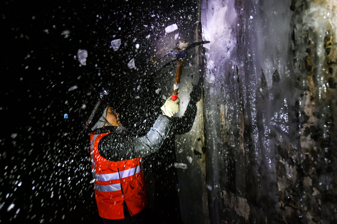 ChineseToday | Young technicians tackle ice in railway tunnels for safe train services
