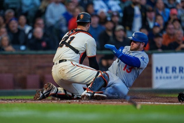 Julio Urias leads Dodgers to 7th straight win over Giants