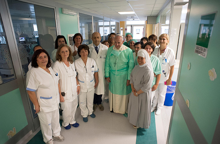  ope rancis posing with staff during his visit to the neonatology ward of an iovanni ospital in ome  sservatore omano   photo