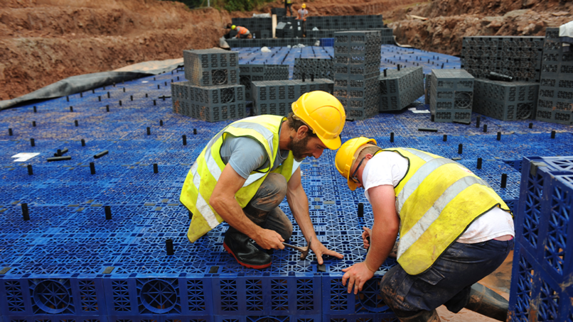 A Wavin Aquacell tank being installed