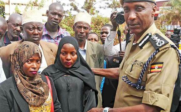 Lamula Namaato (32) (ku kkono) bba Kaweesi gwe yabadde apangisirizza abatemu okumutta ate owookubiri ye Zainabu Nagonje (24) naye eyabadde alina okuttibwa. Lamula Namaato (32) (ku kkono) bba Kaweesi gwe yabadde apangisirizza abatemu okumutta ate owookubiri ye Zainabu Nagonje (24) naye eyabadde alina okuttibwa.