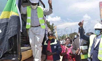 Minisita w'ebyenguudo Gen. Katumba Wamala ng'atongoza ebyuma ebikola enguudo e Masaka. Minisita w'ebyenguudo Gen. Katumba Wamala ng'atongoza ebyuma ebikola enguudo e Masaka.