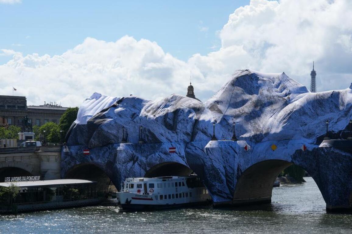 Pont Neuf in Paris turns into "cave" via art installation