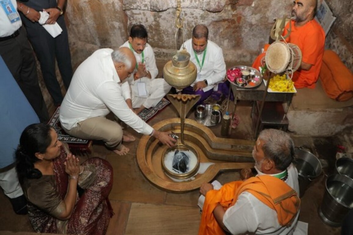 76th Van Mahotsav: Gujarat CM Patel offers prayers at Galateshwar Mahadev for public welfare