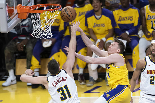 (SP)U.S.-LOS ANGELES-BASKETBALL-NBA-LAKERS VS NUGGETS