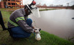  Técnico coleta amostra de água em sistema de tratamento da Hydro