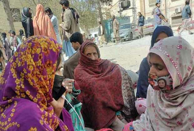 Pakistan: Several women injured after police use batons to disperse families outside Quetta Hospital