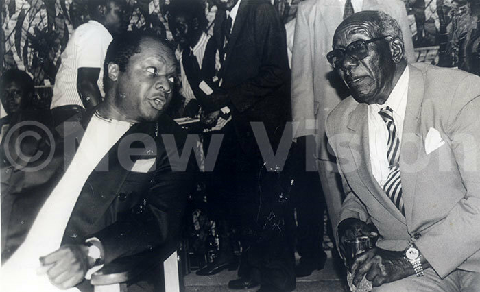 abaka onald utebi  exchanging ideas on the monarch with   amson isekka at ulange during he cocktail party to mark the 1st anniversary of the coronation 310794