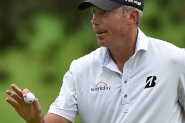 Kuchar goes low to lead in Singapore