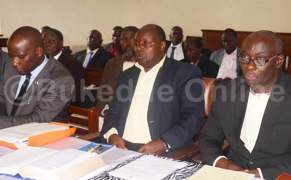 Omutaka Kayiira Gajuule Fredrick Kasibante (wakati) ng'asoma ekiwandiiko ky'Aboobusolya ku nsonga z'ettaka e Bulange - Mmengo. Omutaka Kayiira Gajuule Fredrick Kasibante (wakati) ng'asoma ekiwandiiko ky'Aboobusolya ku nsonga z'ettaka e Bulange - Mmengo.