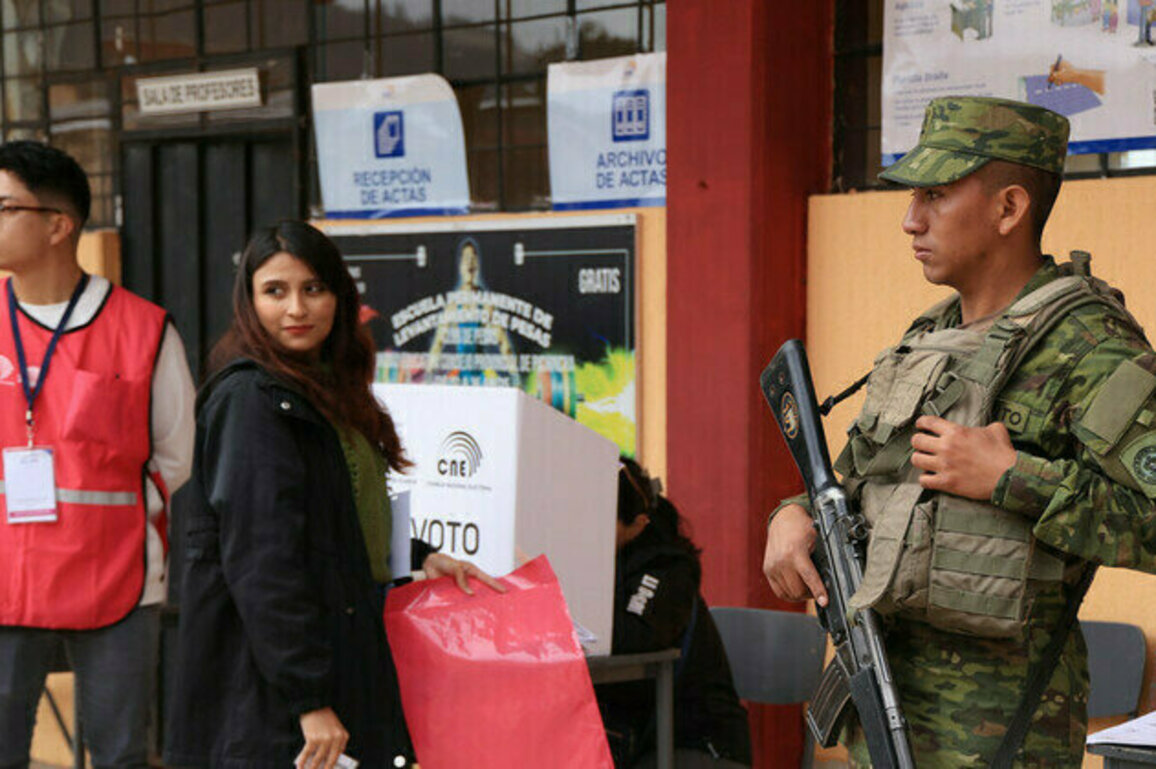 Ecuadorians reject return of US bases
