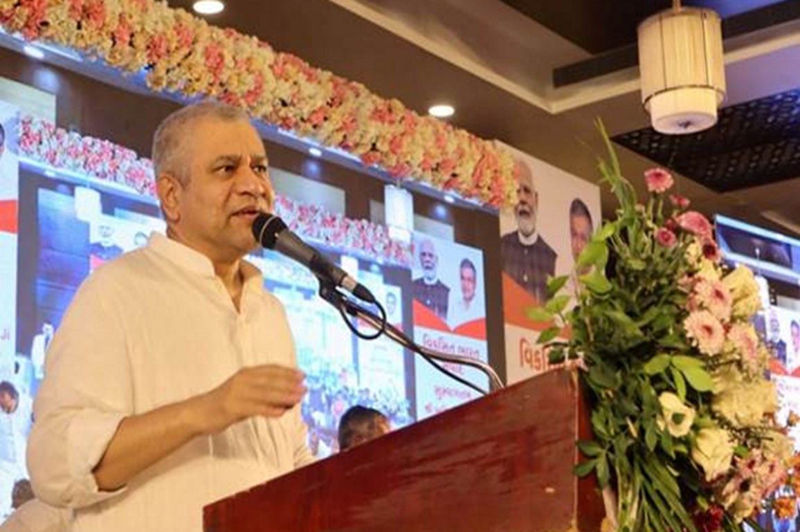 Gujarat: Union Minister Ashwini Vaishnaw holds 'Viksit Bharat Samvad' with traders, merchants in Bhavnagar