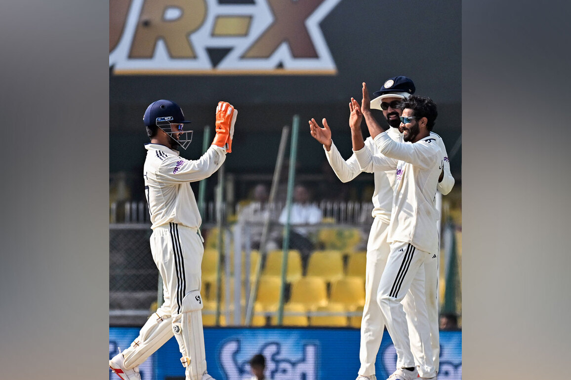 India struggle in 2nd Cricket Test as SA lead crosses 500 at lunch on Day 2