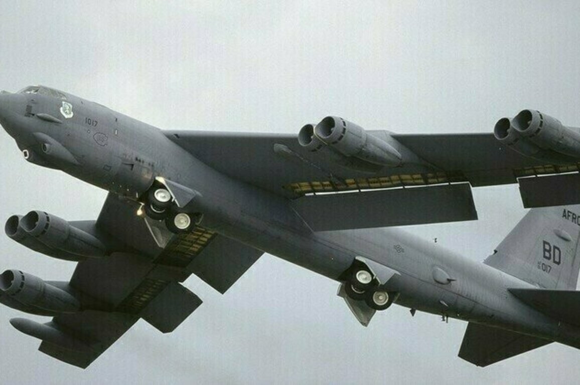 US passenger plane avoids collision with bomber (AUDIO)
