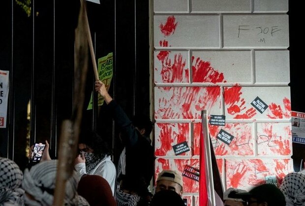 Gaza war protesters vandalize White House fence