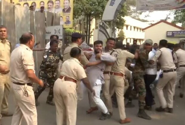 Youth Congress workers hold protest against state govt over issues of price rise, unemployment in Chhattisgarh