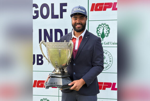 सुक्खमन सिंह ट्रॉफी के साथ