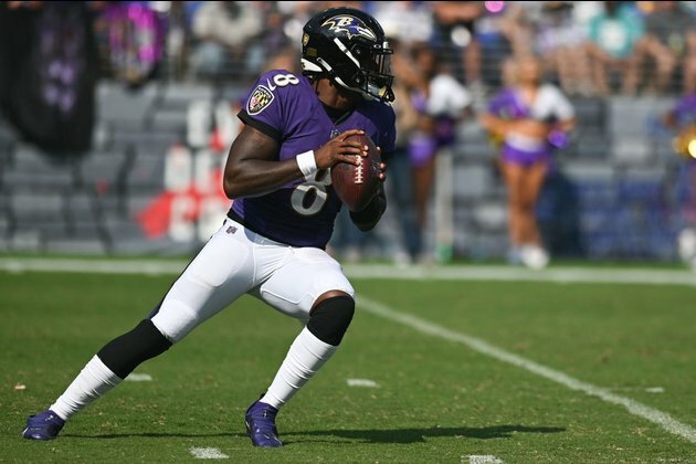 Ravens QB Lamar Jackson sheds sleeve, throws in Thursday practice