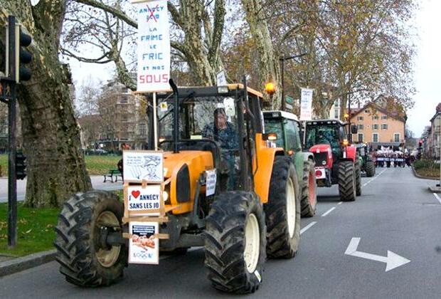 Greek farmers pledge to continue protests