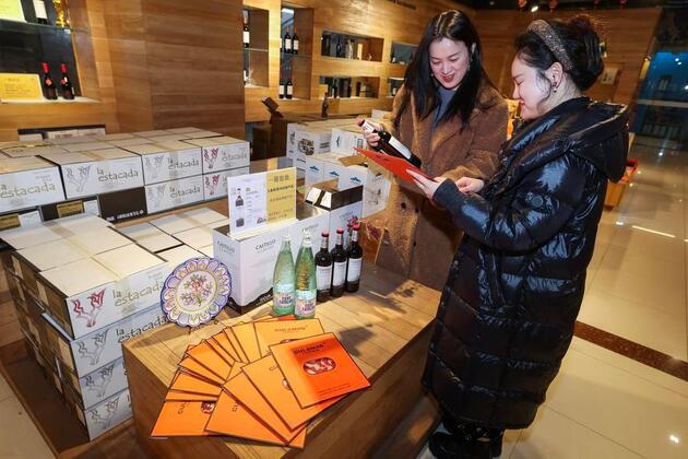 Economy | China-Europe freight trains bring European goods for Spring Festival in Yiwu