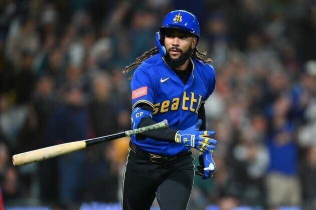 Mariners squander 9th-inning lead, rally past D-backs in 10th