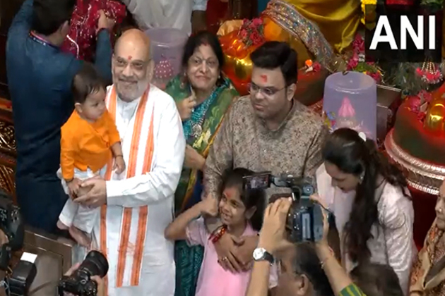 Maharashtra: Amit Shah offers prayers at Lalbaugcha Raja with family