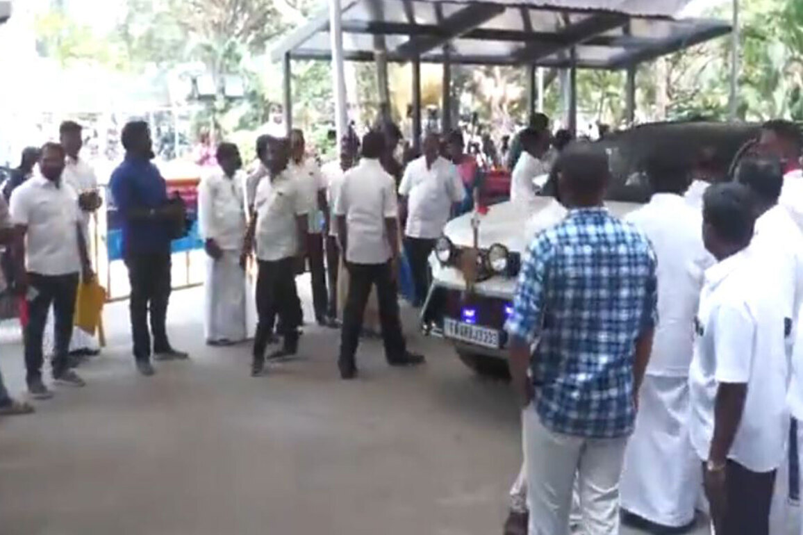 Tamil Nadu: Leaders reach DMK headquarters for seat-sharing talks with Congress