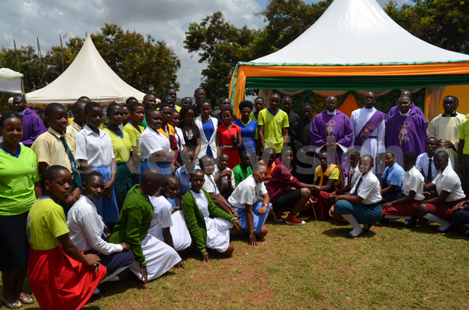  sgr asibante and sgr alumba with some of the volunteers of the rolife movement