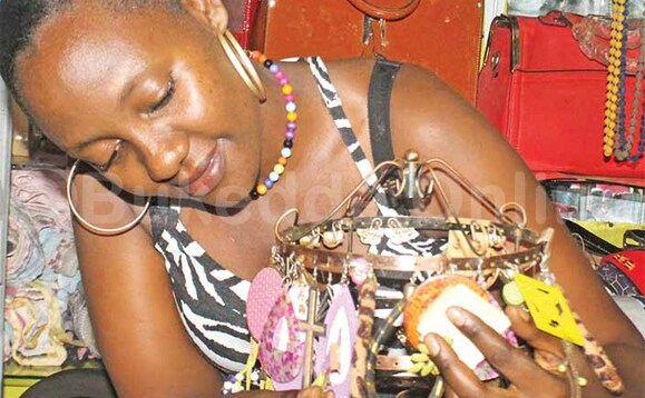 Omukyala nga yeetegereza ebyokwewunda by’oku matu Omukyala nga yeetegereza ebyokwewunda by’oku matu