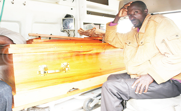 Fred Kasagga kitaawe wa Nakisekka ng’anonye omulambo gwa muwala we. Fred Kasagga kitaawe wa Nakisekka ng’anonye omulambo gwa muwala we.