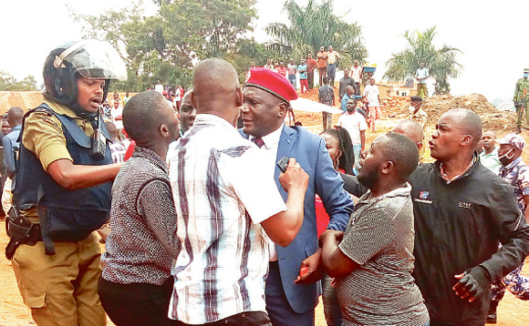 Abavubuka nga bagoba Mulyannyama mu kulonda okwabaddewo e Makindye. Abavubuka nga bagoba Mulyannyama mu kulonda okwabaddewo e Makindye.