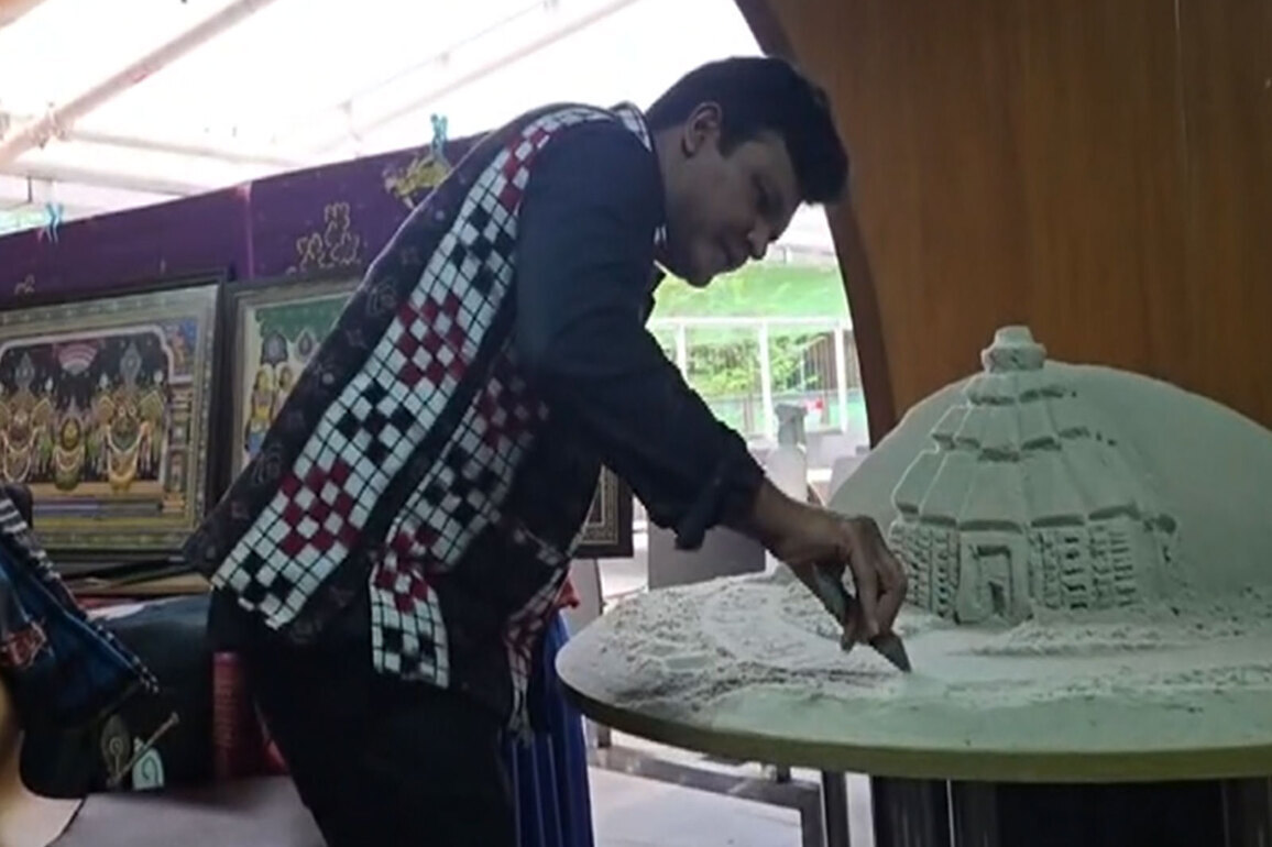 Sudam Pradhan showcases Odisha's rich culture through live sand art performance in Singapore