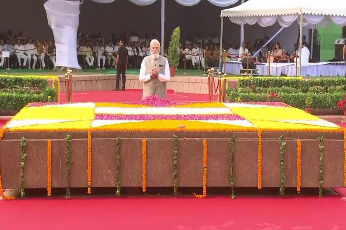 PM Modi pays tribute to Lal Bahadur Shastri at Delhi's Vijay Ghat on his birth anniversary