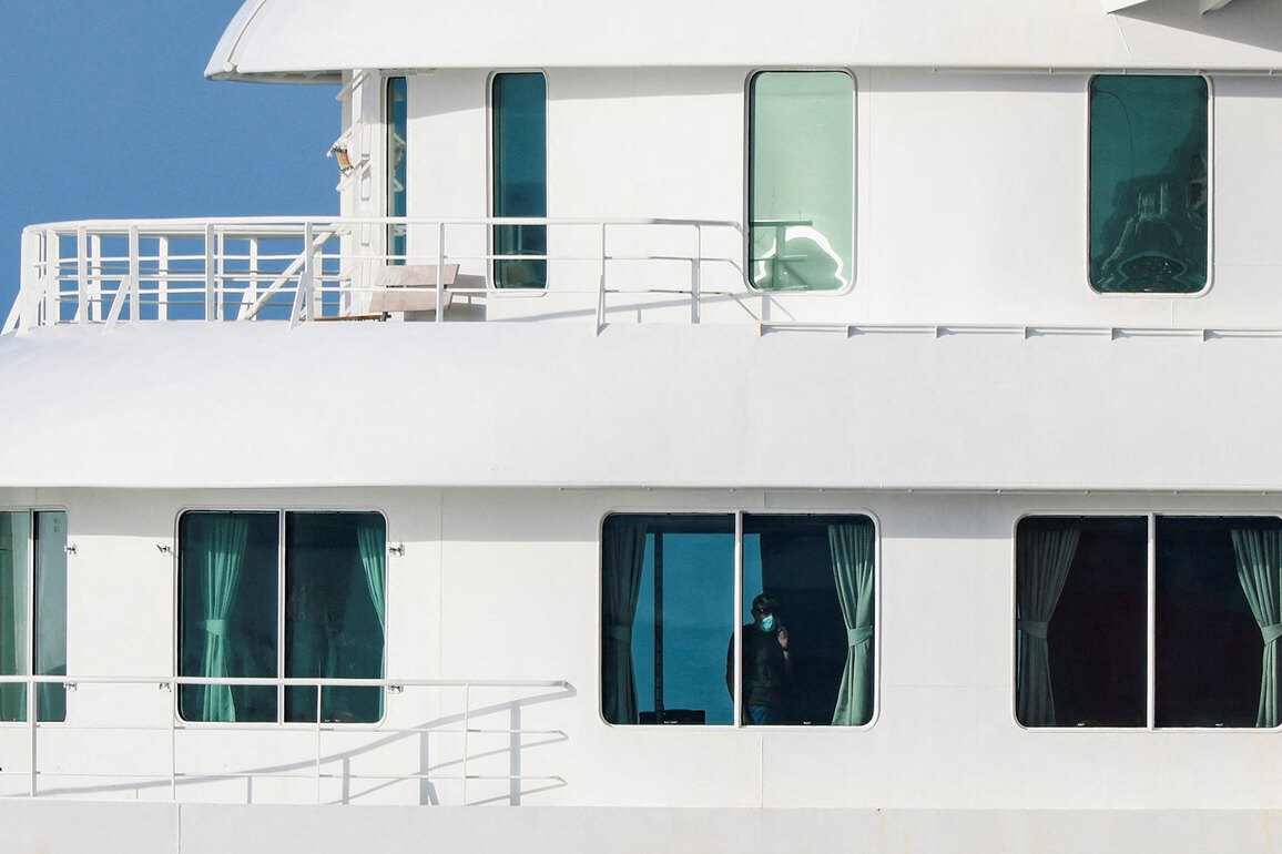 Spain: Hantavirus-hit cruise ship reaches Tenerife as WHO oversees passenger evacuation