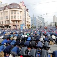 Anger In Russia Over Muslim Migrants Praying In Public