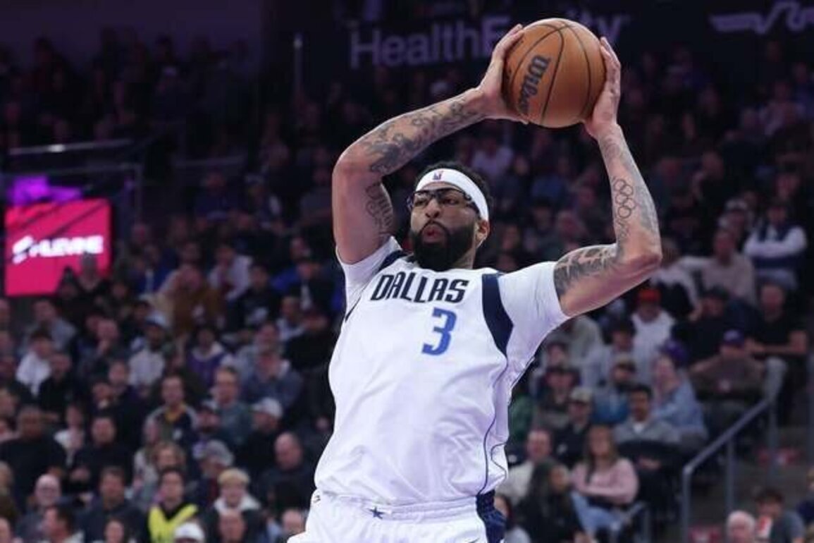Report: Mavericks' Anthony Davis out months for hand surgery