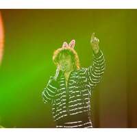 "Only vape, Pookie band": Sonu Nigam denies stones thrown at him during college event