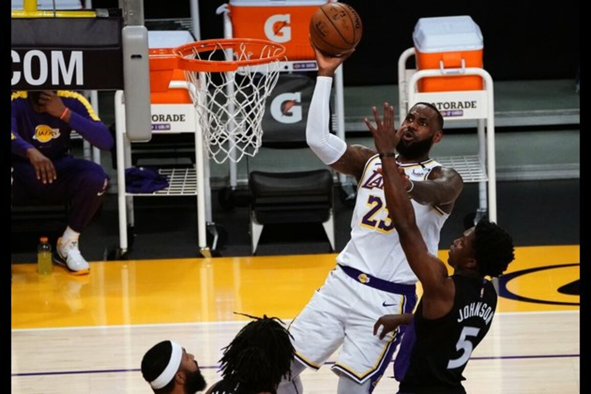 Reports: LeBron James (ankle) out Monday vs. Nuggets
