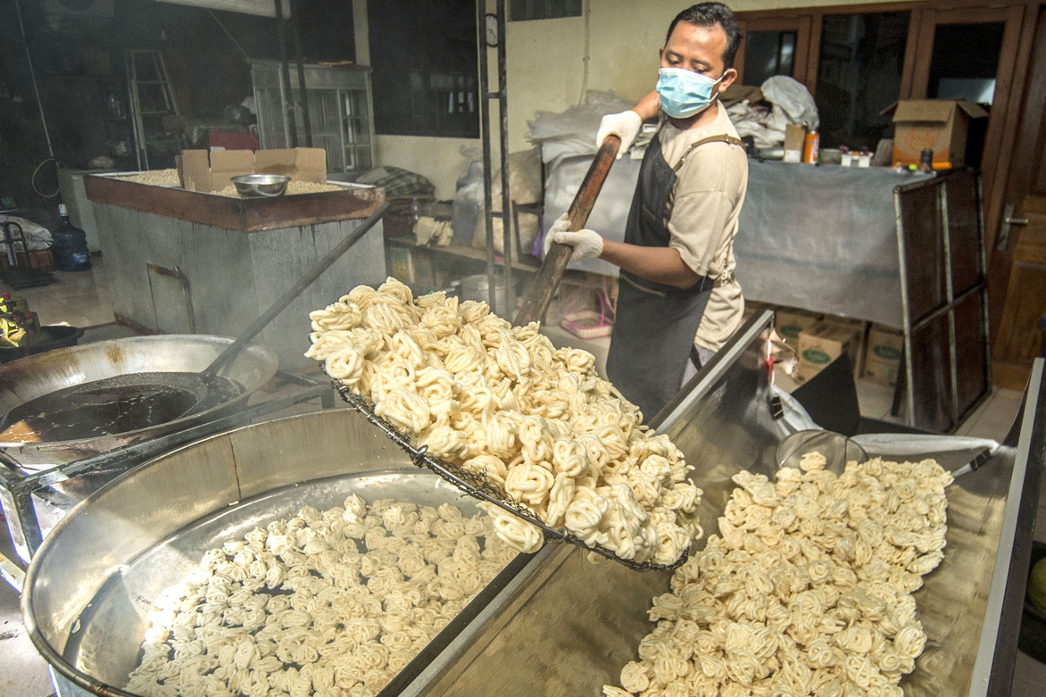INDONESIA-YOGYAKARTA-DAILY LIFE-FISH CRACKERS-PRODUCTION