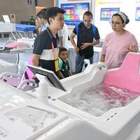 Chinese elderly embrace "silver" lives via age-friendly communities