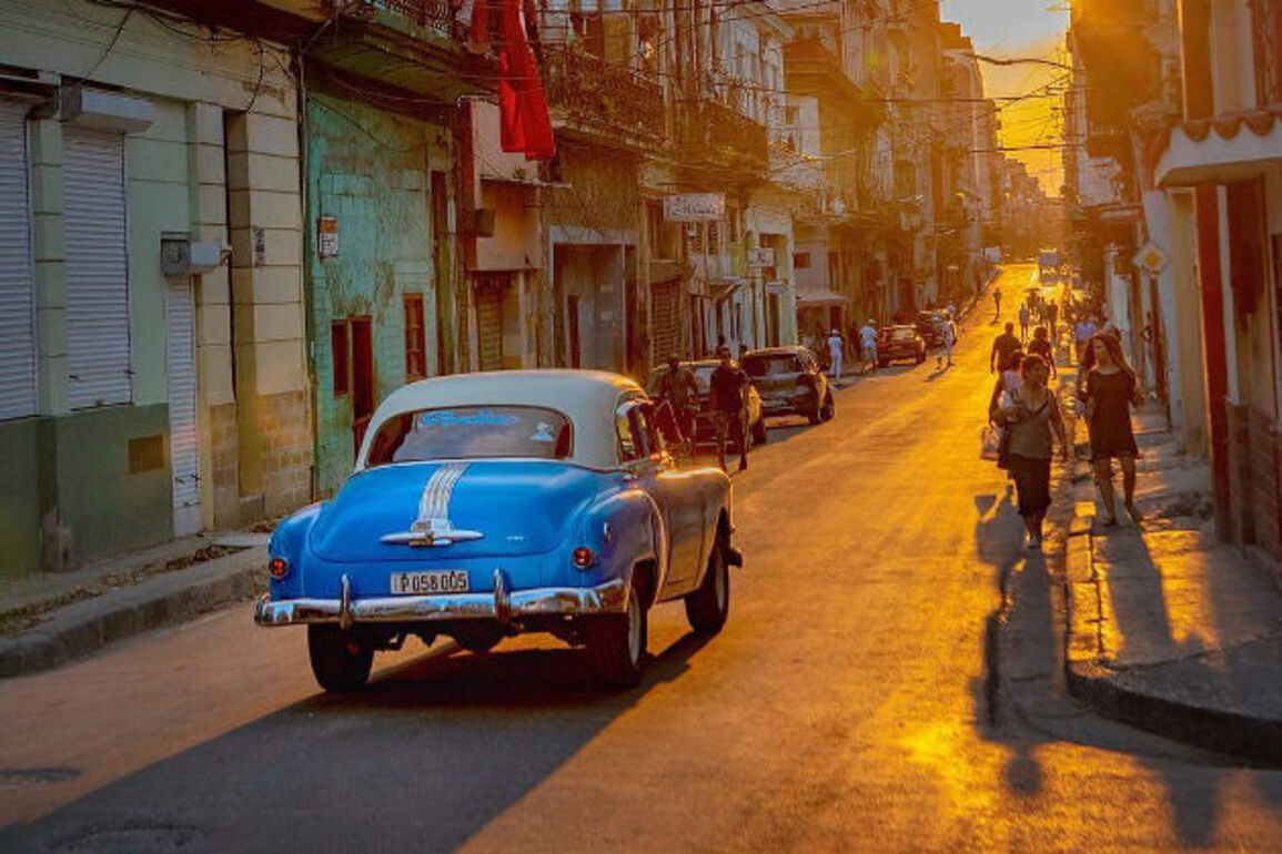 Queues lengthen at Cuban gas stations as app keeps motorists waiting