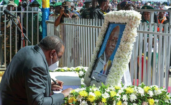 Pulezidenti Uhuru owa Kenya ng’awandiika mu kitabo ky’abakungubazi. Pulezidenti Uhuru owa Kenya ng’awandiika mu kitabo ky’abakungubazi.
